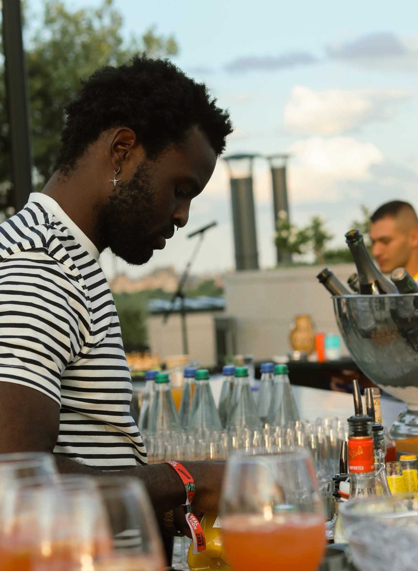 Mixologue Mixodyssée préparant des cocktails au bar lors d'un atelier mixologie en entreprise