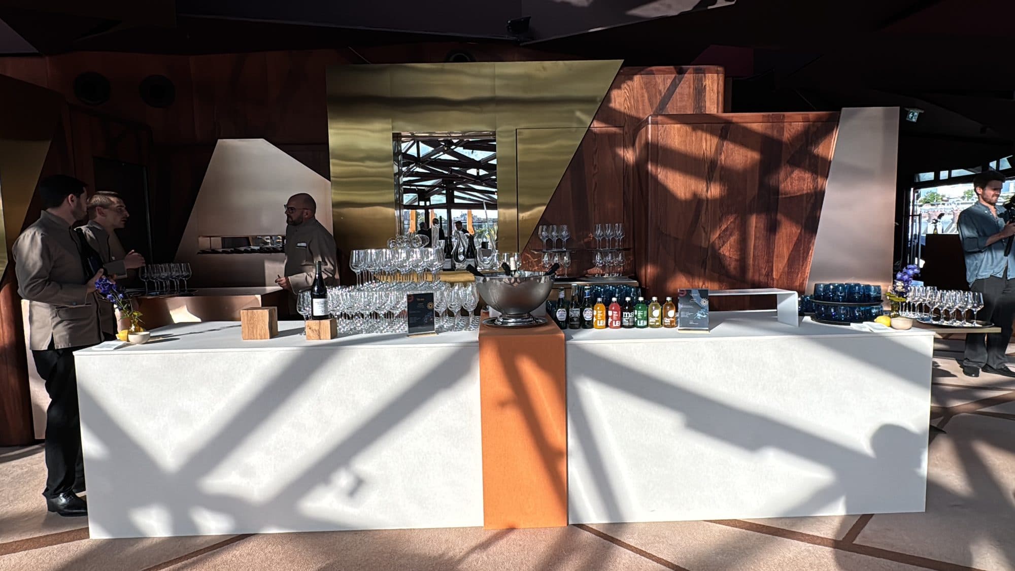 Bar à cocktails premium tenu par des mixologues Mixodyssée lors d'un événement d'entreprise sur un rooftop parisien