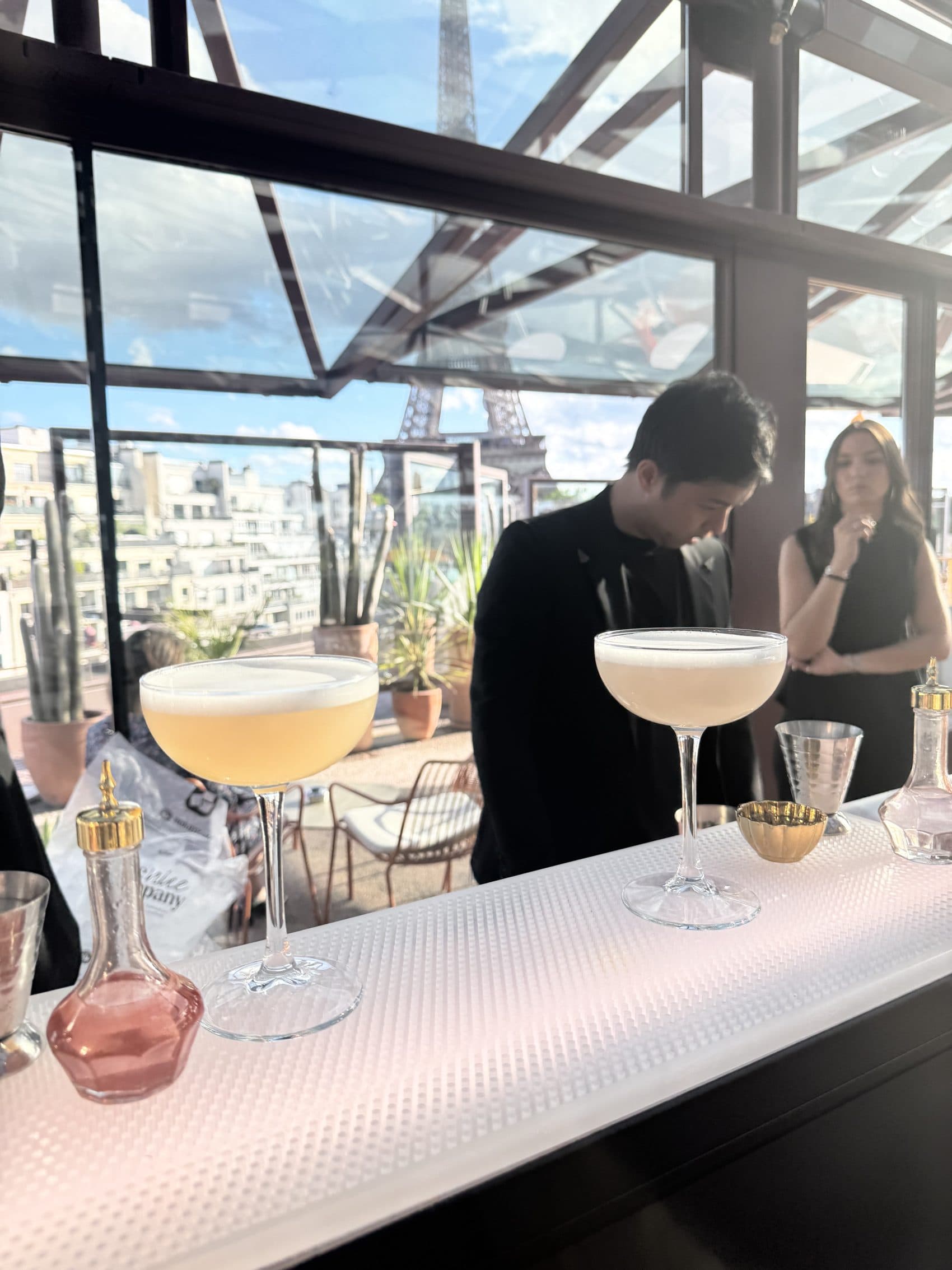 Foule conviviale autour du bar à cocktails Mixodyssée lors d'un événement d'entreprise