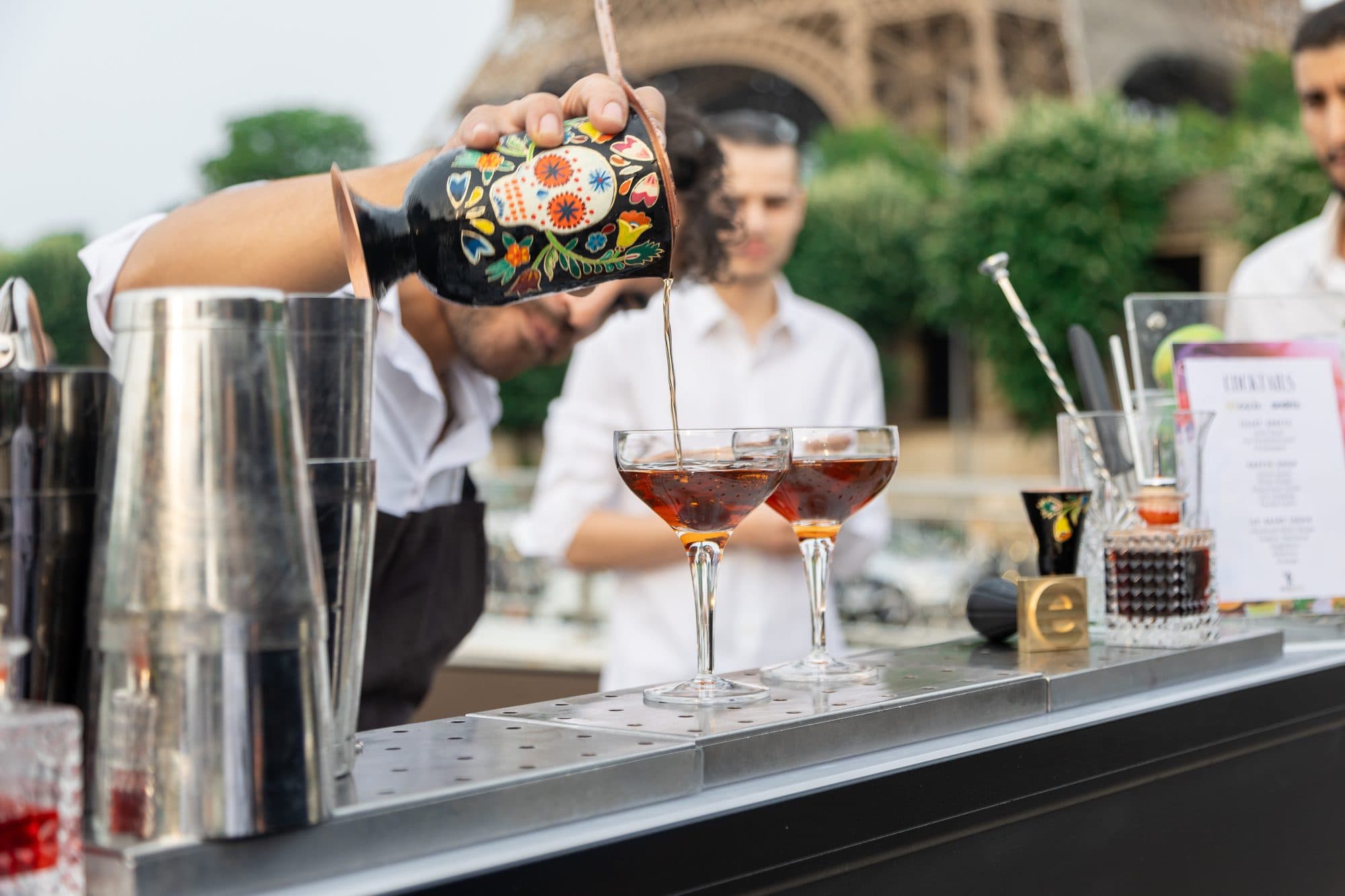 Mixologue Mixodyssée servant des cocktails coupe devant la Tour Eiffel lors d'un événement d'entreprise à Paris
