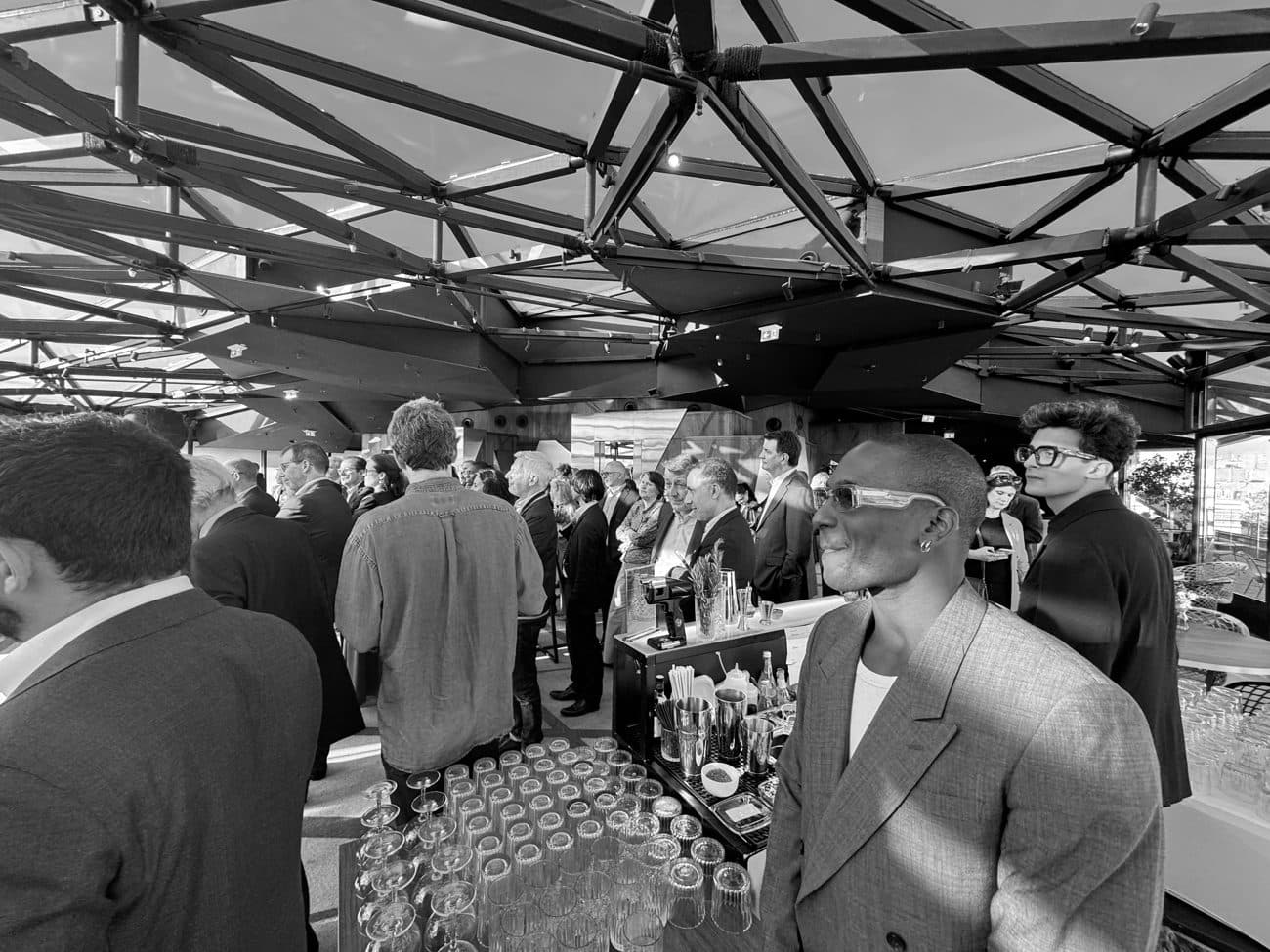 Invité élégant en noir et blanc lors d'une réception de gala haut de gamme